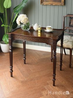 アンティーク家具  テーパードレッグが美しいアンティークのテーブル、マホガニー材のおしゃれなサイドテーブル
