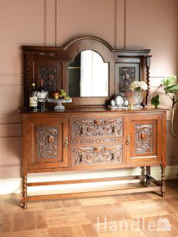 アンティーク家具  重厚な彫が美しい英国アンティークの収納家具、鏡が付いたミラーバックサイドボード