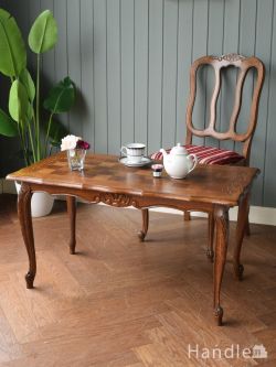 フランスから届いたアンティークのテーブル、天板のパーケットリーが美しいコーヒーテーブル 