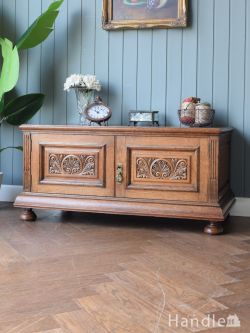 英国アンティークのおしゃれな家具、彫が美しいアンティークのカップボード