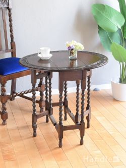 イギリスから届いたアンティークの伸長式テーブル、天板の彫りが美しいゲートレッグテーブル