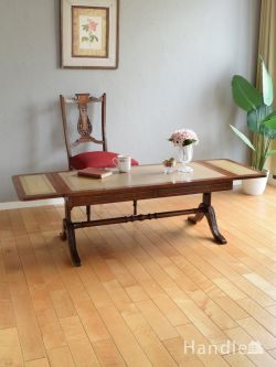 イギリスから届いたアンティーク伸長式のローテーブル、マホガニー材のコーヒーテーブル