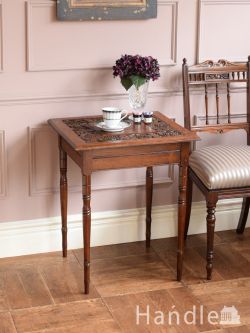 英国アンティークの美しいサイドテーブル、浮彫が見事なオケージョナルテーブル