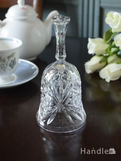 イギリスで見つけたアンティークガラス雑貨、模様が華やかなプレスドグラスのベル