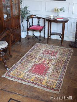アンティーク雑貨 トライバルラグ・トルコ絨毯 ビンテージのおしゃれなトライバルラグ、華やかな模様のコンヤ絨毯