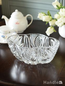 アンティークガラスの食器、かたちが華やかなプレスドグラスのボウル