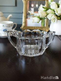 イギリスで見つけたアンティークガラスの器、持ち手が付いた可愛いプレスドグラス
