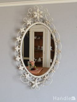 アンティーク雑貨  アンティークのおしゃれな壁掛けミラー、お花のモチーフが可愛い白いオーバル型の鏡