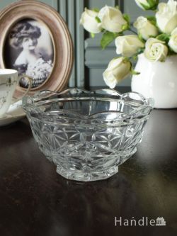イギリスアンティークガラス雑貨、縁取りのフリルが華やかなプレスドグラスのボウル