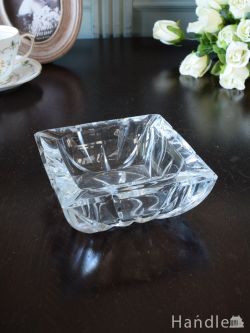 イギリスで見つけたおしゃれな灰皿、スクエアタイプのプレスドグラスのアッシュトレイ