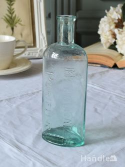アンティークのおしゃれなガラスボトル、エンボス入りのガラス瓶（Glass chemist bottle）