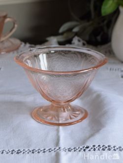チェリー色の可愛いアンティークガラスの器、ディプレッションガラスのデザートカップ