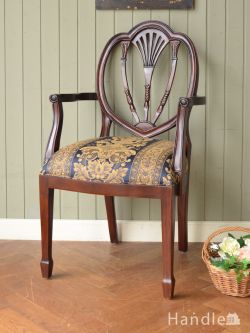 アンティーク風  アンティーク風のおしゃれな椅子、背もたれの装飾が美しいアーム付きのヘップルホワイトチェア