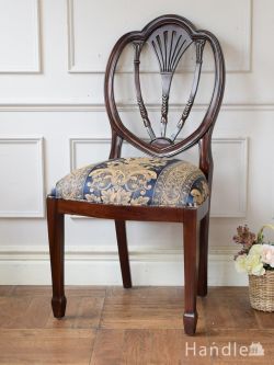 アンティーク風  アンティーク風のおしゃれな椅子、背もたれの装飾が美しいヘップルホワイトチェア