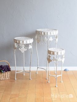 アンティーク風 アンティーク風の家具 フレンチスタイルの白いプランタースタンド、シャビーシックな3個セットの花台（丸形）