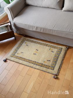 インテリア雑貨  おしゃれな模様のギャッベ、レクタングル型のクリーム色の草木染絨毯