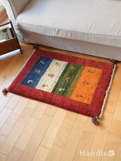 インテリア雑貨  おしゃれな模様のギャッベ、モチーフが細かく編み込まれたカラフルなストライプ模様の草木染絨毯