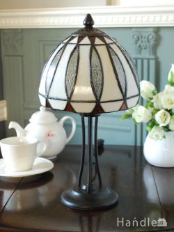 アンティーク調のおしゃれな照明、丸いドーム形のステンドグラス風のテーブルランプ(E17電球付き)