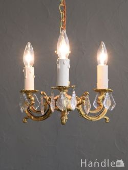 英国アンティークの3灯シャンデリア、ガラスが輝く真鍮製の照明(E17シャンデリア球付き)