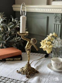 フランスから届いたアンティークのエンジェルの照明、天使がろうそくをもつテーブルランプ