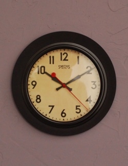 インテリア雑貨  イギリスのSMITHS（スミス）社、復刻版のブラウン色の掛け時計(電池セット)