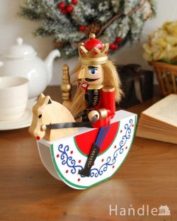 インテリア雑貨  クリスマス用のおしゃれなオブジェ、木馬に乗った王様の可愛いくるみ割り人形