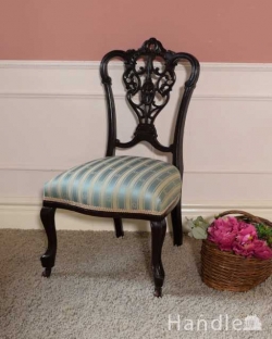 アンティークチェア・椅子  背もたれの装飾が美しい英国輸入椅子、マホガニー材のナーシングチェア