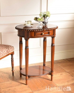 アンティーク風  アンティーク風の優雅な家具、引き出し付きの英国風サイドテーブル　