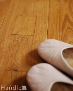 お部屋づくりの材料（建材） 床材 Handleオリジナルの床材、アンティーク加工を施したオーク材の床