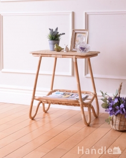 アンティーク風 アンティーク風の家具 アンティーク風の可愛いサイドテーブル、ラタンのサイドテーブル