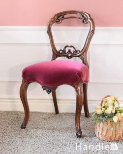アンティークチェア・椅子  アンティークのサロンチェア、背もたれの装飾が美しいイギリスのバルーンバックチェア