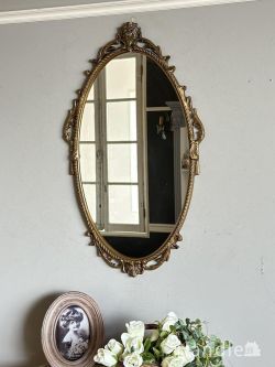 縁取りのモールディングがおしゃれな壁掛け鏡、おしゃれなアンティークミラー