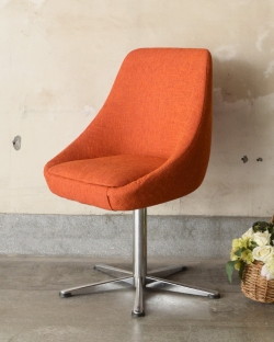 アンティークチェア・椅子 ビンテージチェア 北欧スタイルのビンテージチェア、オレンジ色のカッコいいスピンチェア