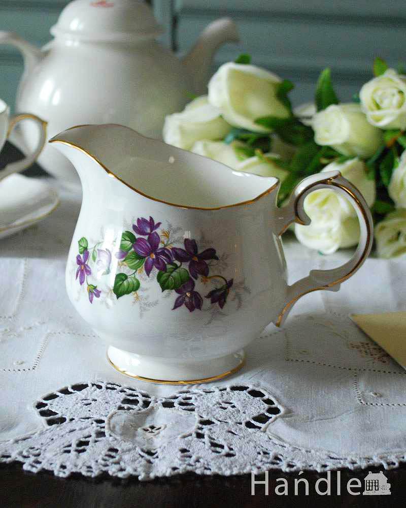 スミレ柄が可愛いお花が可愛い、イギリス輸入のＤUCHESS（ダッチェス）アンティークミルクポット (m-1889-z)