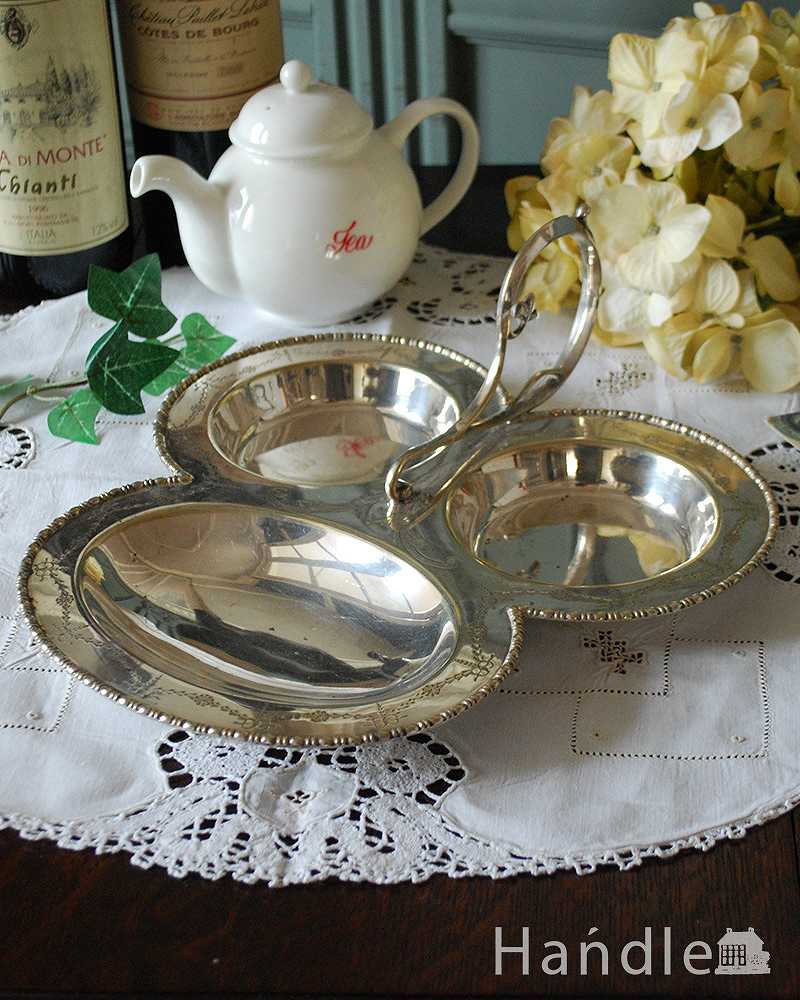 英国輸入の銀食器、アンティークシルバーの美しい持ち手付きトレイ (m-1892-z)