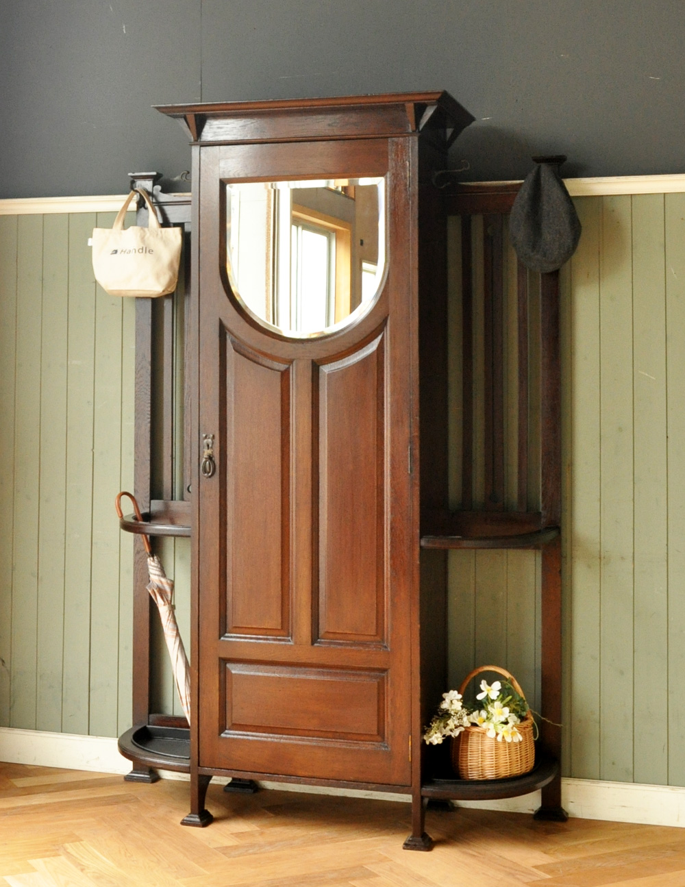 英国デザインのアンティーク家具、鏡付きが嬉しいホールスタンド（洋服掛け） (m-264-f-1)