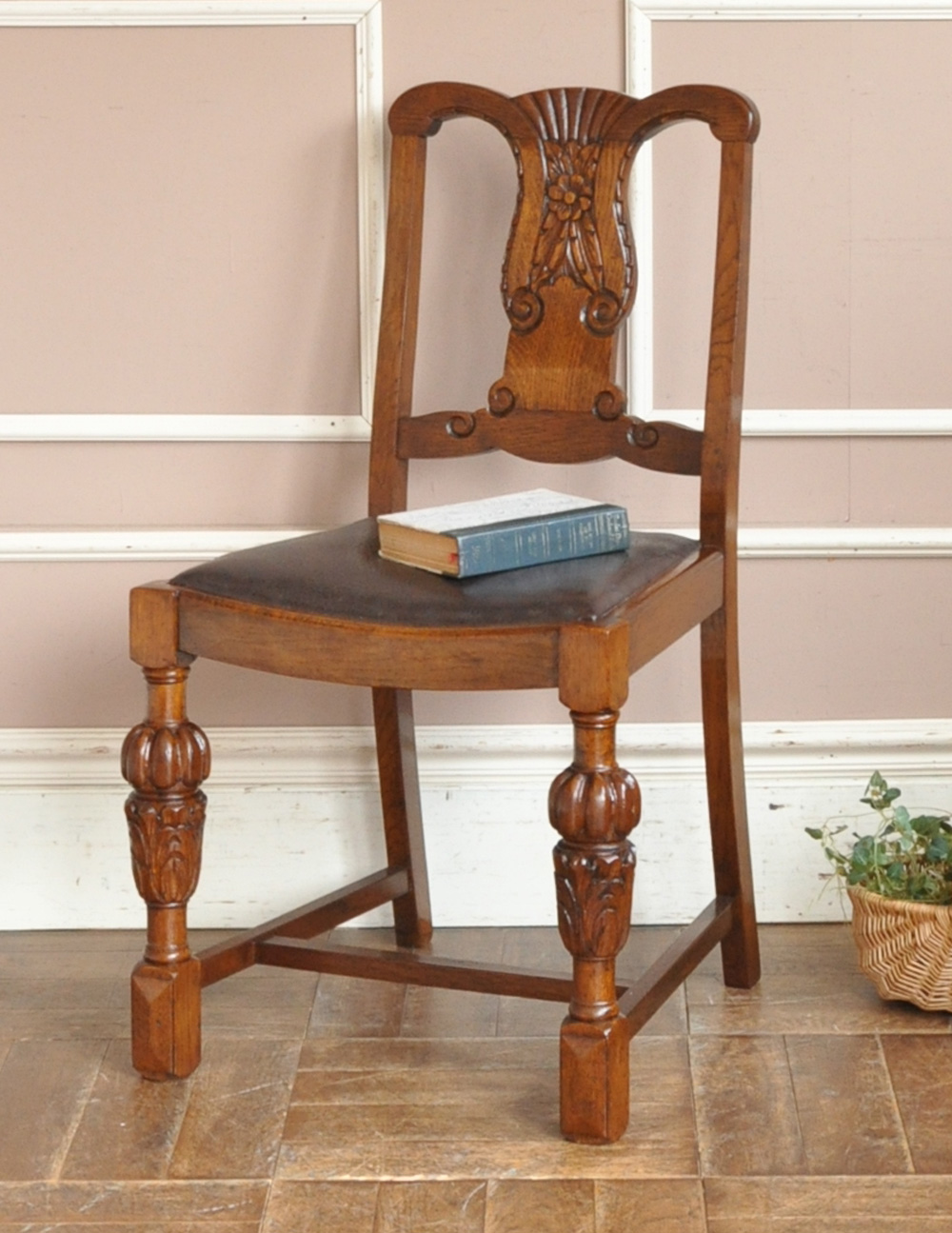 お花の彫がキレイなオーク材の椅子、英国のアンティークダイニングチェア (m-372-c)