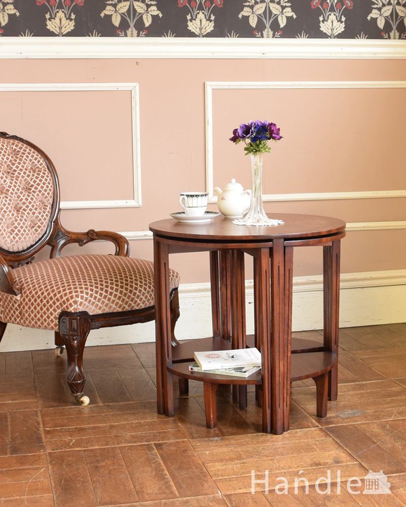 ５つのテーブルがセットになったネストテーブル、木目が美しい英国アンティーク家具 (m-587-f)