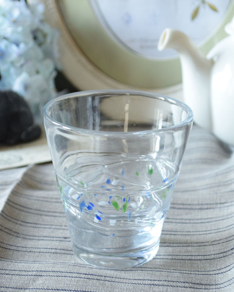 波に揺れるようなデザインがオシャレなクリアガラスのグラス (n18-089)