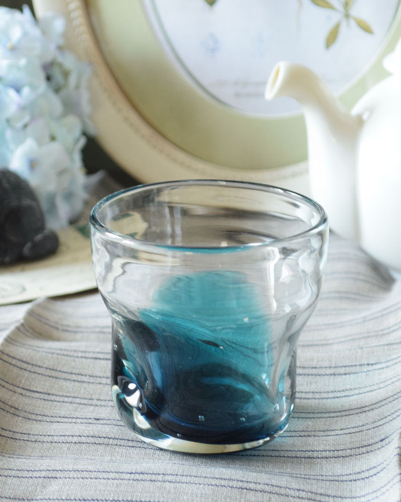 海のような深いブルーのクリアガラスのグラス (n18-090)