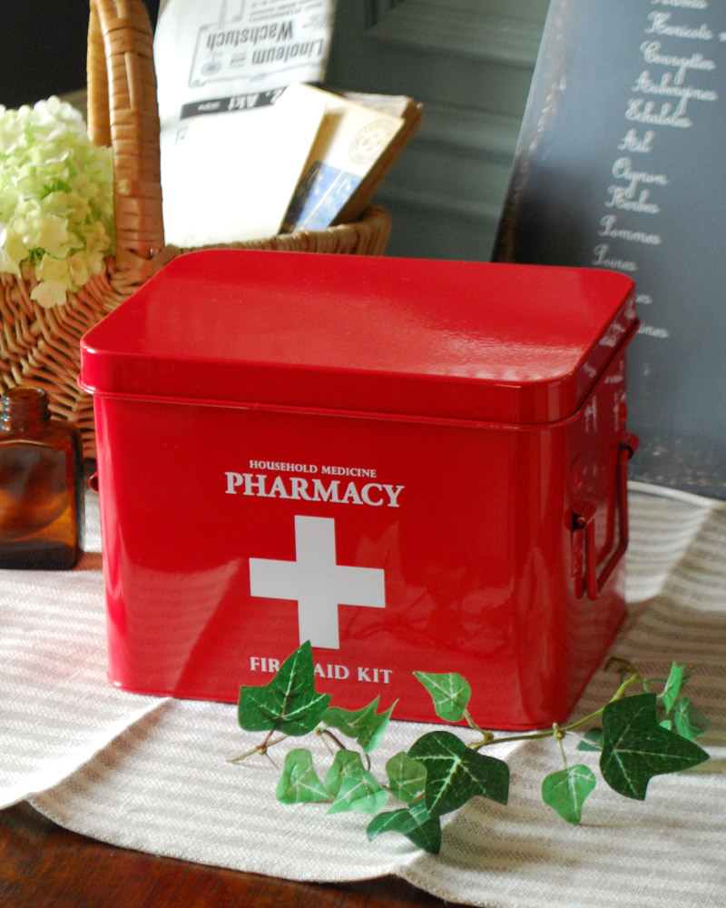 赤いファーマシーボックス（救急箱） (n5-116)
