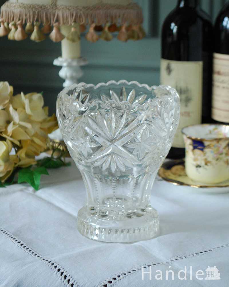 窓辺に飾れるフラワーベース（花器）、英国アンティークのプレスドグラス (pg-4666)
