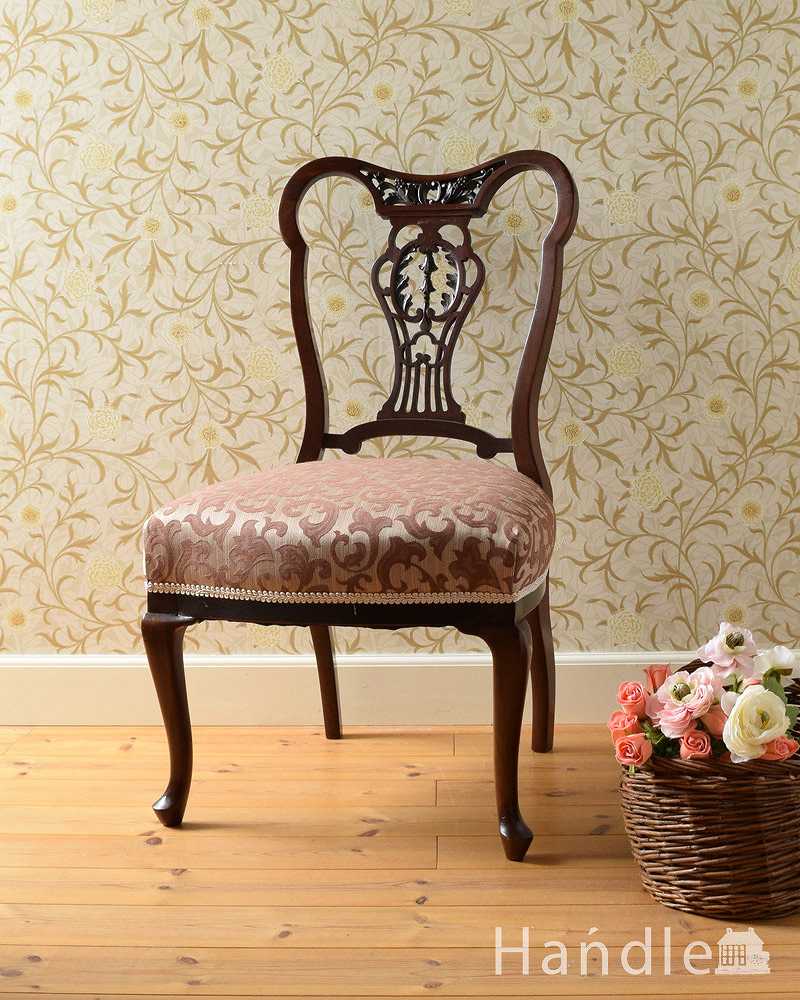 背もたれの装飾が美しい英国輸入椅子、マホガニー材のナーシングチェア (k-1345-c)