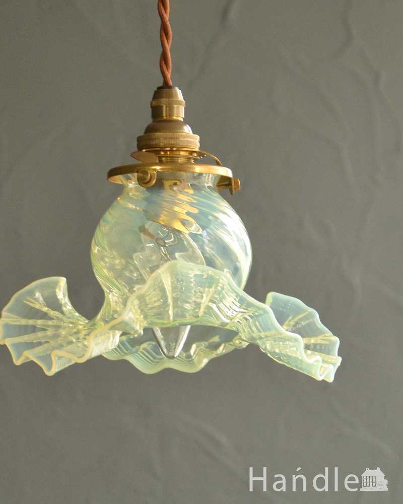 ヴァセリン風のガラスとフリルが美しいペンダントライト（コード・シャンデリア球・ギャラリーA） (pl-221)