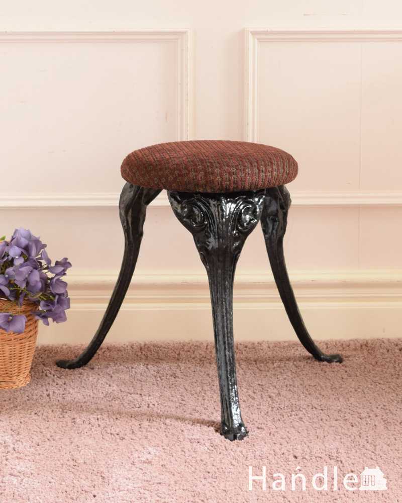 英国で見つけた椅子、アイアンの３本脚がかっこいいアンティークパブスツール (k-1616-c)
