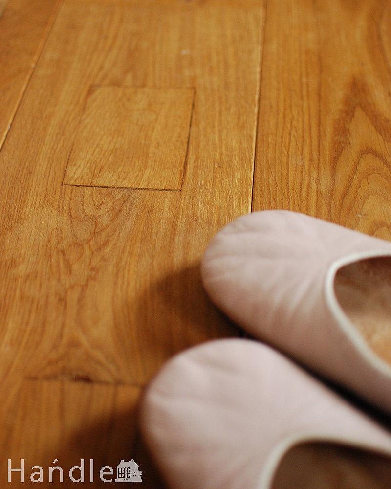 Handleオリジナルの床材、アンティーク加工を施したオーク材の床 (HOW-03)