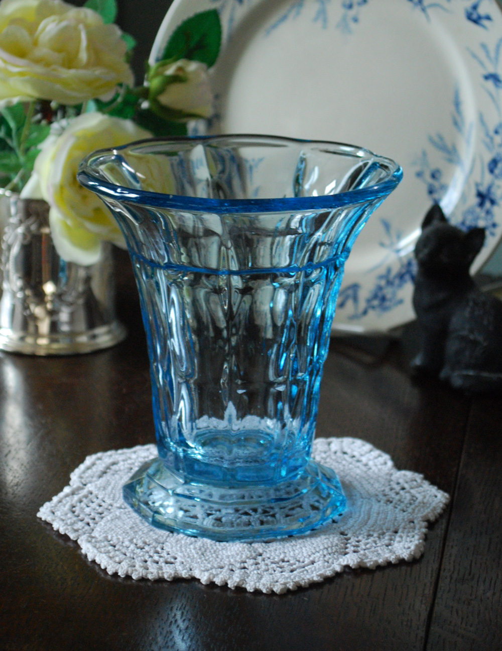 涼しげなブルーカラーのフラワーベース（花瓶）、アンティークガラス雑貨（プレスドグラス） (pg-3333)