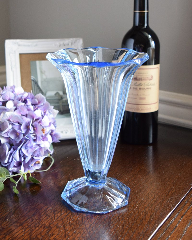 爽やかな淡いブルーカラーのフラワーベース（花瓶）、アンティークプレスドグラス (pg-3533)