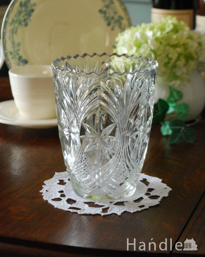 お花と共にきらきら輝くガラスのアンティークプレスドグラス（花器） (pg-3801)