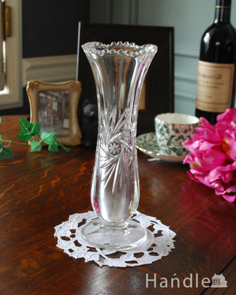 小さなお花が刻まれた優美なフラワーベース、アンティークプレスドグラス（花瓶） (pg-3837)